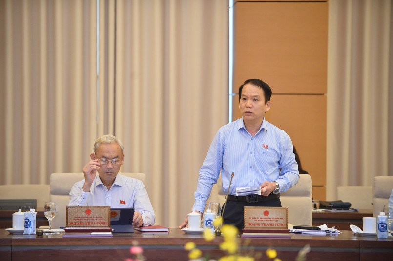 Chủ nhiệm Ủy ban Pháp luật Hoàng Thanh Tùng phát biểu tại phiên họp