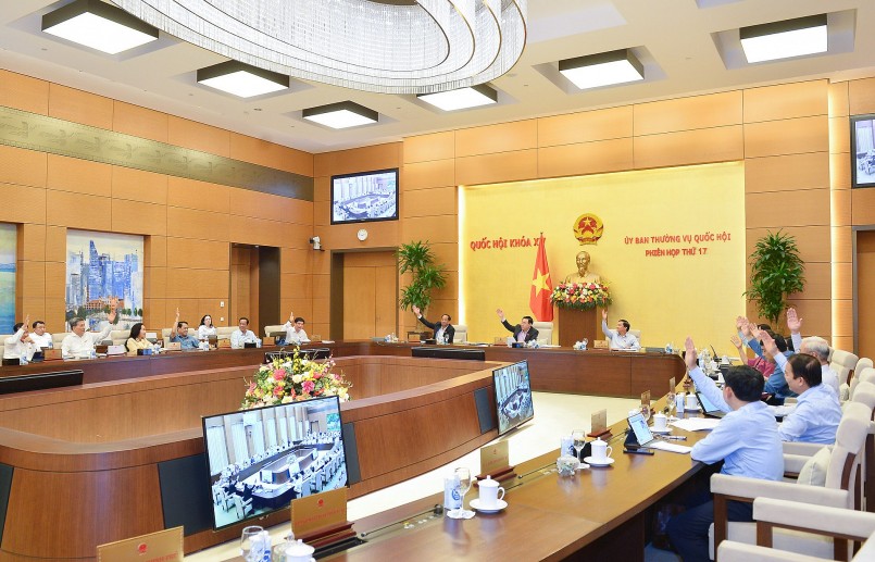 Ủy ban Thường vụ Quốc hội biểu quyết nhất trí thông qua Nghị quyết về phân bổ vốn đầu tư phát triển nguồn ngân sách trung ương giai đoạn 2021-2025 còn lại của 03 Chương trình mục tiêu quốc gia cho các bộ, cơ quan trung ương và địa phương và bổ sung vốn nước ngoài cho Chương trình mục tiêu quốc gia xây dựng nông thôn mới giai đoạn 2021 – 2025