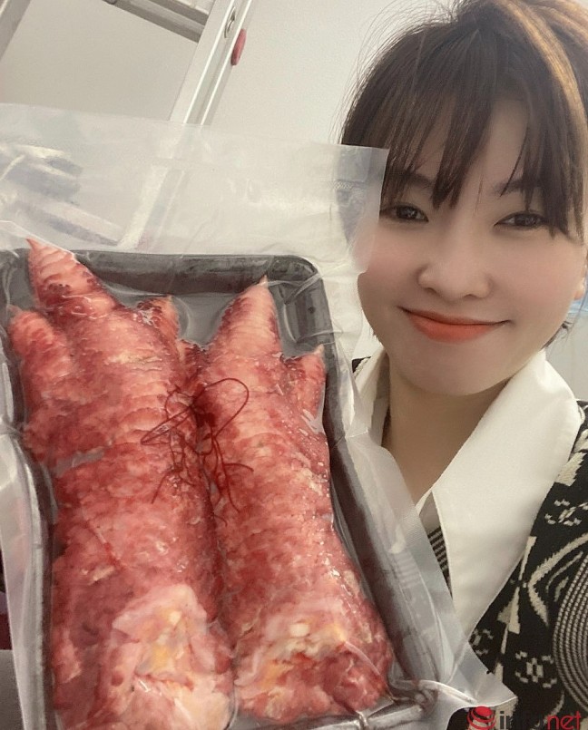 Chị Nguyễn Vân chuyên bán chân gà Đông Tảo cho biết, chân gà Đông Tảo tươi càng to càng hiếm, nhưng vẫn được khách lùng mua... Chị Nguyễn Vân chuyên bán chân gà Đông Tảo cho biết, chân gà Đông Tảo tươi càng to càng hiếm, nhưng vẫn được khách lùng mua...