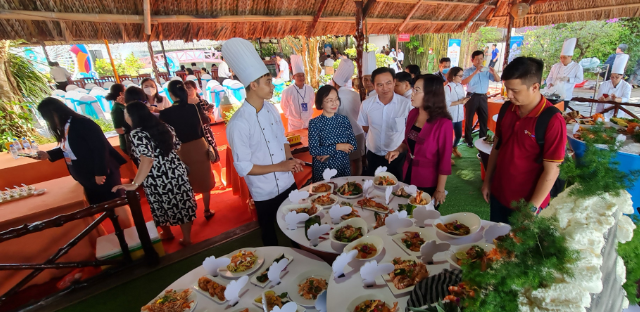 Ban tổ chức nghe đầu bếp giới thiệu về các món ăn Ban tổ chức nghe đầu bếp giới thiệu về các món ăn