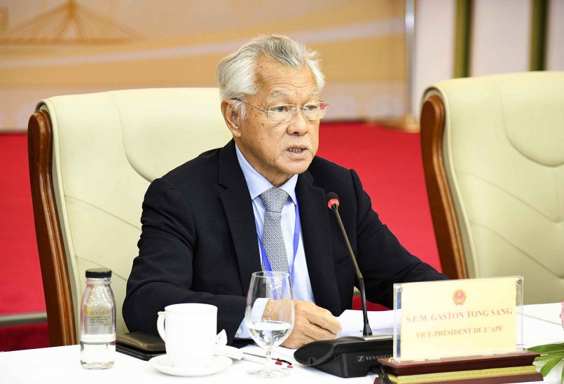 Chủ tịch Nghị viện lãnh thổ Polynesia thuộc Pháp Gaston Tong Sang chủ trì Phiên thảo luận