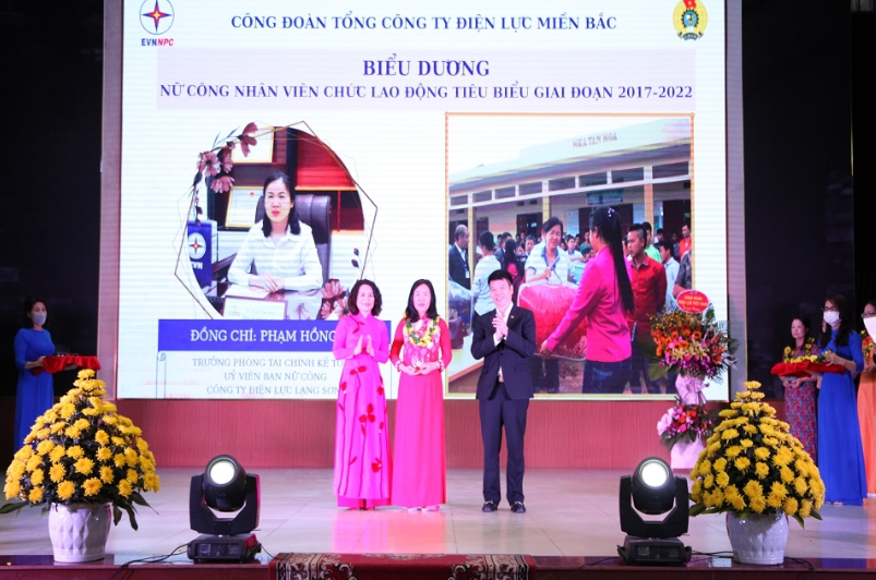 Chị Phạm Hồng Hà - Kế toán trưởng Công ty Điện lực Lạng Sơn nhận Giấy khen của Công đoàn Tổng công ty Điện lực miền Bắc vì đã có thành tích tiêu biểu trong công tác vận động Nữ công nhân viên chức lao động giai đoạn 2017-2022 Chị Phạm Hồng Hà - Kế toán trưởng Công ty Điện lực Lạng Sơn nhận Giấy khen của Công đoàn Tổng công ty Điện lực miền Bắc vì đã có thành tích tiêu biểu trong công tác vận động Nữ công nhân viên chức lao động giai đoạn 2017-2022