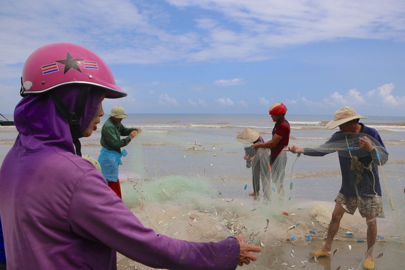 Nghề kéo lưới giật lùi này có hàng trăm người dân vùng bãi ngang ở huyện Lộc Hà theo nghề. Thời gian này khi giá cả xăng dầu tăng cao, họ chọn kéo cá gần bờ để giảm bớt chi phí mà có thu nhập khá hơn ra khơi. Nghề kéo lưới giật lùi này có hàng trăm người dân vùng bãi ngang ở huyện Lộc Hà theo nghề. Thời gian này khi giá cả xăng dầu tăng cao, họ chọn kéo cá gần bờ để giảm bớt chi phí mà có thu nhập khá hơn ra khơi.