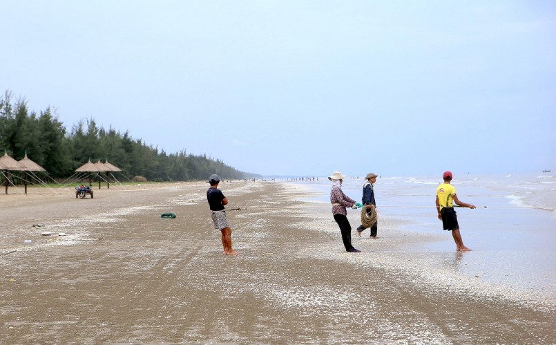Những ngày cuối tháng 11, khi ánh bình minh bắt đầu le lói nơi cửa biển cũng là lúc những người dân vùng bãi ngang Hà Tĩnh hành nghề