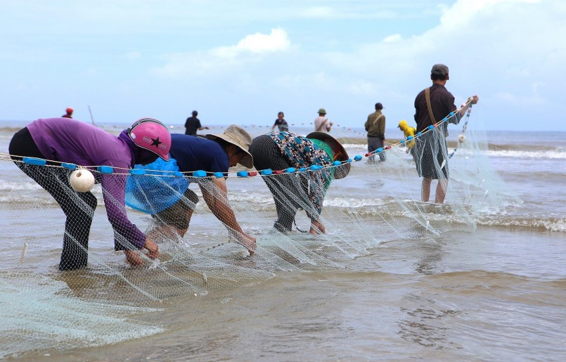 Để làm nghề này, các ngư dân bắt đầu công việc từ rất sớm, khoảng 4-5h sáng, họ bắt đầu ra bờ biển để đánh bắt hải sản. Ngư dân cho hay mùa này họ không ra khơi mà đánh bắt gần bờ, có những ngày trúng đậm hàng tấn cá. Để làm nghề này, các ngư dân bắt đầu công việc từ rất sớm, khoảng 4-5h sáng, họ bắt đầu ra bờ biển để đánh bắt hải sản. Ngư dân cho hay mùa này họ không ra khơi mà đánh bắt gần bờ, có những ngày trúng đậm hàng tấn cá.
