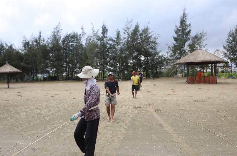 Khác với việc cào ngao, người dân kéo cá sẽ mang dây thừng thắt vào lưng để tạo lực, sau đó cùng đi lùi về phía sau kéo lưới vào bờ. Mỗi người sẽ đứng cách nhau khoảng 2-3m, đi theo từng nhịp bước để hợp sức. Khác với việc cào ngao, người dân kéo cá sẽ mang dây thừng thắt vào lưng để tạo lực, sau đó cùng đi lùi về phía sau kéo lưới vào bờ. Mỗi người sẽ đứng cách nhau khoảng 2-3m, đi theo từng nhịp bước để hợp sức.