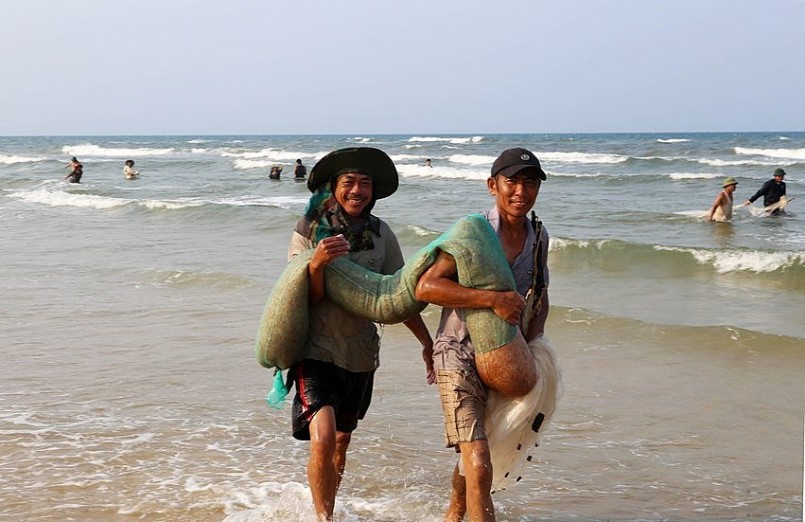 Nụ cười mùa ruốc biển, ra biển hụp lặn kiếm tiền triệu mỗi ngày