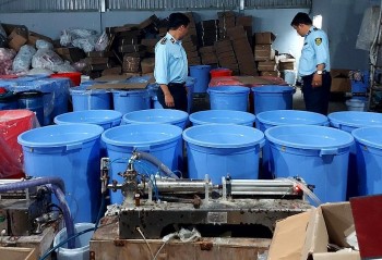 TP.HCM: Phát hiện 5 xưởng sản xuất và kho chứa hàng chục nhãn hiệu dầu gội, sữa tắm giả