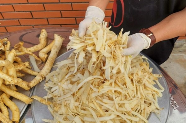 Mứt đinh lăng làm kỳ công và mất nhều thời gian nhưng lại được ưa chuộng vì chúng có vị ngọt mát và thơm mùi sâm