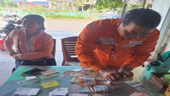 PC Sơn La: Công nhân Điện lực Mộc Châu nhặt được của rơi trả lại người mất