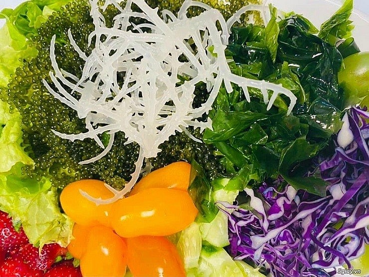 Các món ăn ngon được chế biến từ rong sụn phải kể đến món gỏi, nộm hoặc làm chè sâm, chè thái… được nhiều người yêu thích và tìm mua.