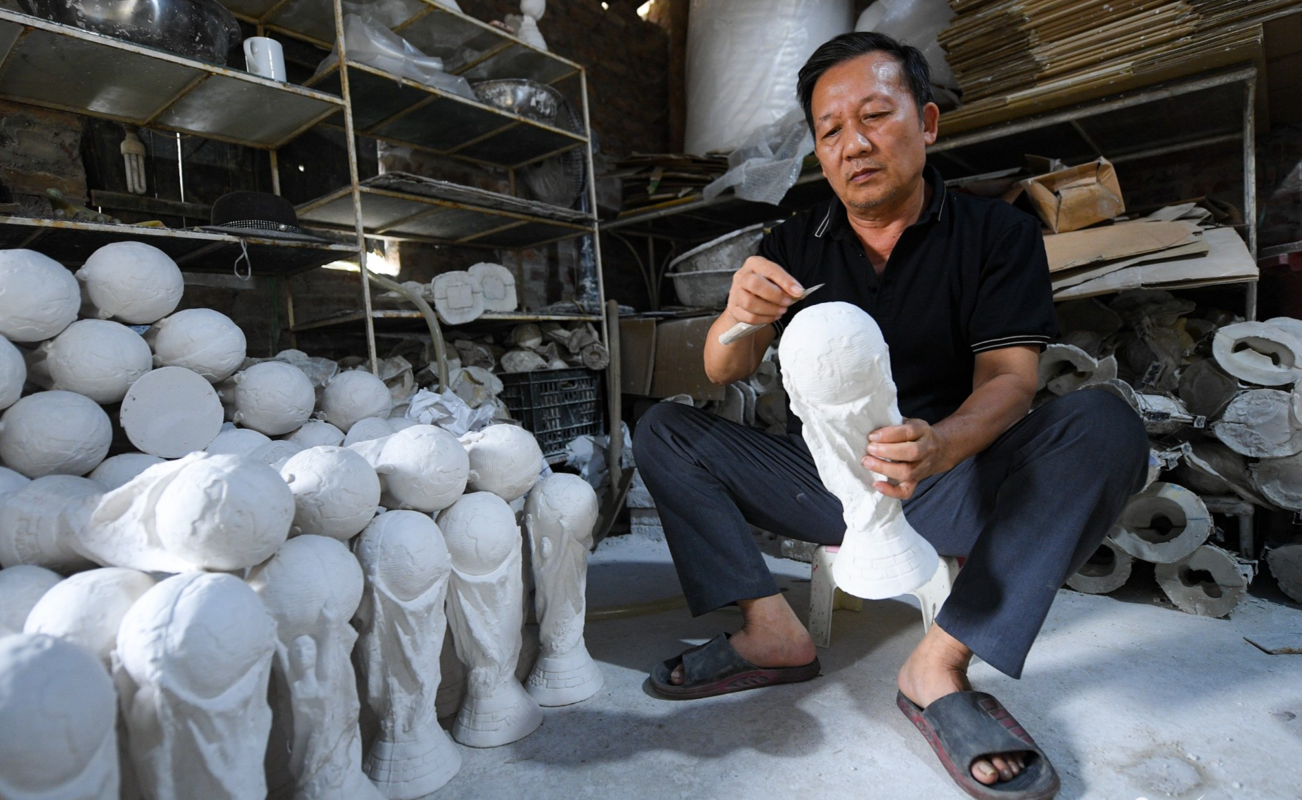 ông Vương Hồng Nhật - chủ cơ sở gốm Nhật Nga (xóm 1, thôn 1, làng cổ Bát Tràng, huyện Gia Lâm, Hà Nội)  làm cup