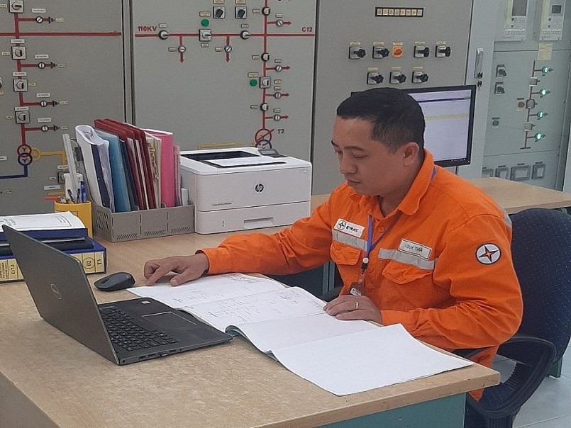 Anh Duy Thân trong công việc thường nhật tại tổ thao tác lưu động 110kV Phù Yên Anh Duy Thân trong công việc thường nhật tại tổ thao tác lưu động 110kV Phù Yên