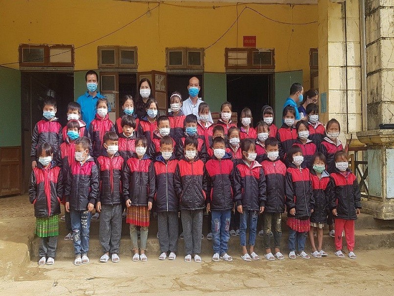 Anh Duy Thân cùng bạn bè quyên góp, tích lũy kinh phí từ các nhà hảo tâm và thực hiện hoạt động thiện nguyện tặng quà bằng hiện vật, quần áo, chăn ấm... cho người dân có hoàn cảnh khó khăn và tại các điểm trường học thiếu cơ sở vật chất nhân dịp lễ, tết. Anh Duy Thân cùng bạn bè quyên góp, tích lũy kinh phí từ các nhà hảo tâm và thực hiện hoạt động thiện nguyện tặng quà bằng hiện vật, quần áo, chăn ấm... cho người dân có hoàn cảnh khó khăn và tại các điểm trường học thiếu cơ sở vật chất nhân dịp lễ, tết.