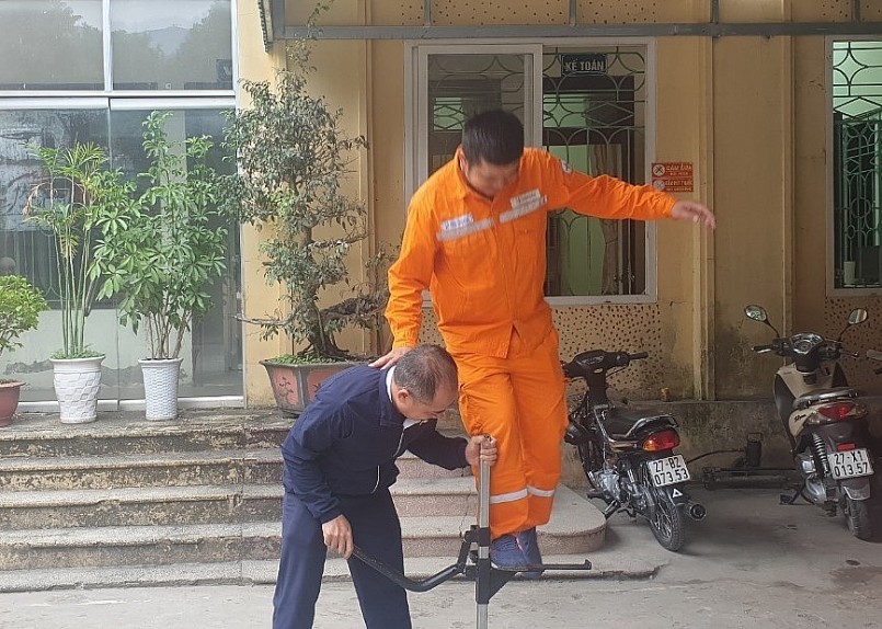 Anh Hoàng Trí Hữu cùng đồng nghiệp đang thử nghiệm sáng kiến