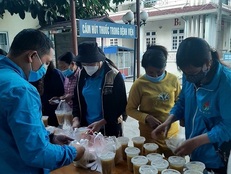 Hoạt động phát cháo miễn phí của anh Duy Thân Hoạt động phát cháo miễn phí của anh Duy Thân