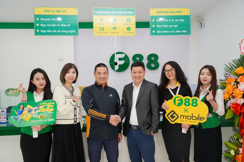 Ông Phan Trung Kiên – Giám đốc kinh doanh miền Bắc, F88 (thứ ba từ phải sang) bắt tay triển khai hợp tác phân phối các sản phẩm, dịch vụ của Gmobile với ông Bùi Thành Công – Giám đốc Trung tâm Dịch vụ tiện ích, Gmobile (thứ ba từ trái sang)
