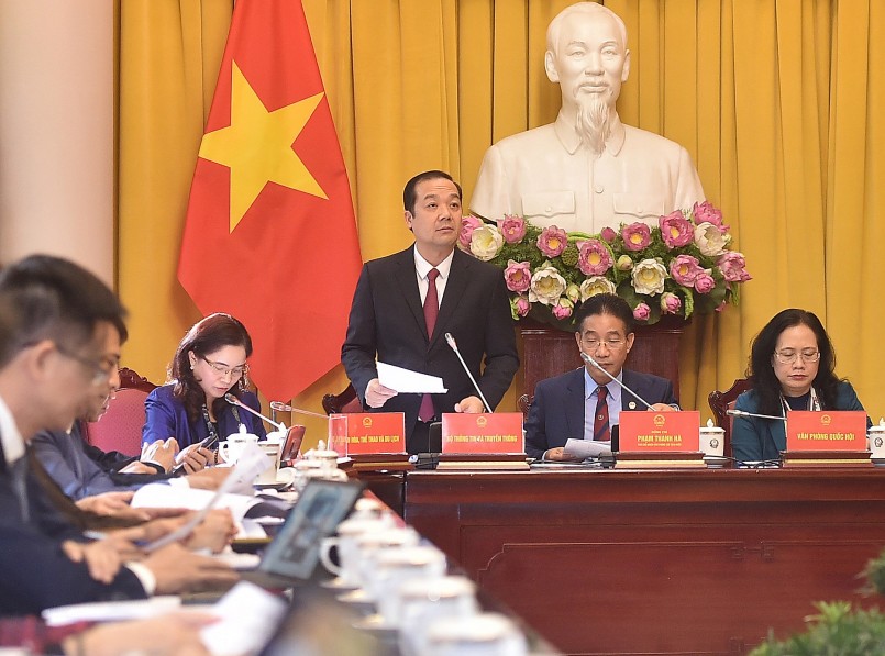 Thứ trưởng Bộ Thông tin và Truyền thông Phạm Đức Long giới thiệu về Luật sửa đổi, bổ sung một số điều của Luật Tần số vô tuyến điện. Ảnh VGP