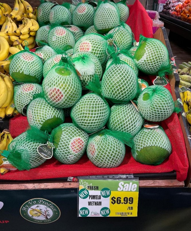 Bưởi da xanh Việt Nam đang được bán ra là 6,99 USD tới 7,99 USD/pound (0,46kg). Bưởi da xanh Việt Nam đang được bán ra là 6,99 USD tới 7,99 USD/pound (0,46kg).