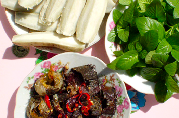 Đúng điệu không thể thiếu đĩa rau sống mướt mắt ăn kèm