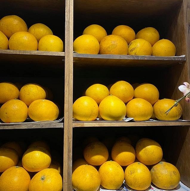 Trái bưởi diễn đẹp mắt có hương thơm dịu, ăn ngọt vị nên được ưa chuộng vào những dịp Tết.