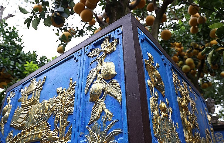 Các nhà vườn trang trí những tiểu cảnh trong chậu bưởi cho thêm phần sinh động.