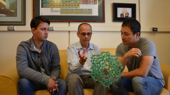 Cha đẻ “siêu vật liệu” lấy nước từ không khí: VinFuture là nguồn động lực lớn lao cho nhà khoa học