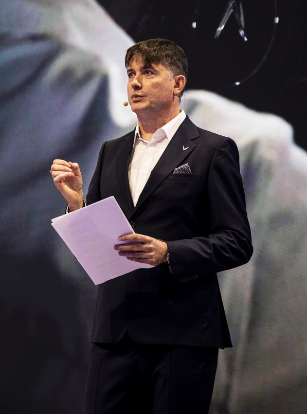 Ông Jean-Christophe Mercier - Phó Tổng giám đốc Hậu mãi và trải nghiệm khách hàng VinFast châu Âu công bố kế hoạch kinh doanh và mở rộng hoạt động của VinFast tại thị trường châu Âu trong khuôn khổ Paris Motor Show 2022.