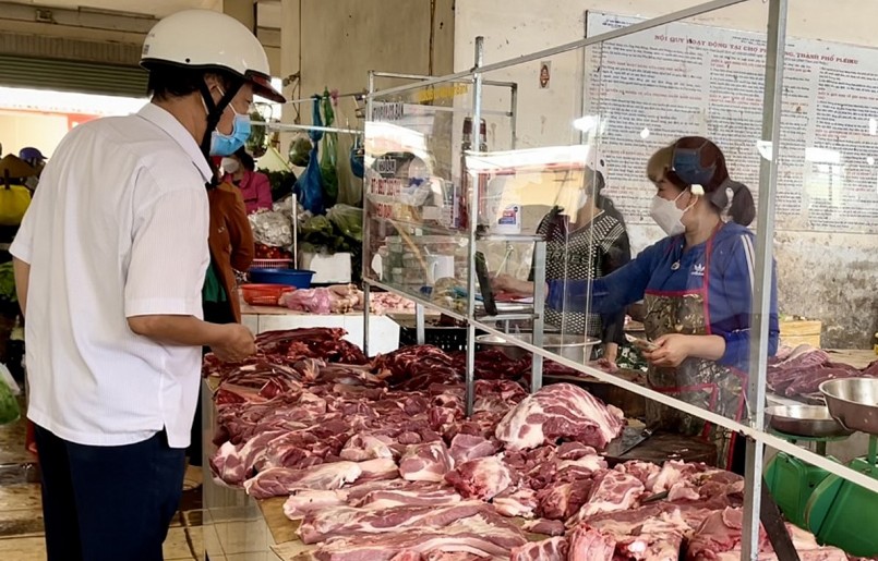 Thị trường thịt heo bão hòa, nhu cầu tiêu thụ giảm khiến giá heo hơi giảm liên tục dịp cuối năm. Thị trường thịt heo bão hòa, nhu cầu tiêu thụ giảm khiến giá heo hơi giảm liên tục dịp cuối năm.