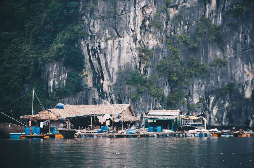 Khám phá "nét cổ xưa" ở làng chài Cửa Vạn trên vịnh Hạ Long