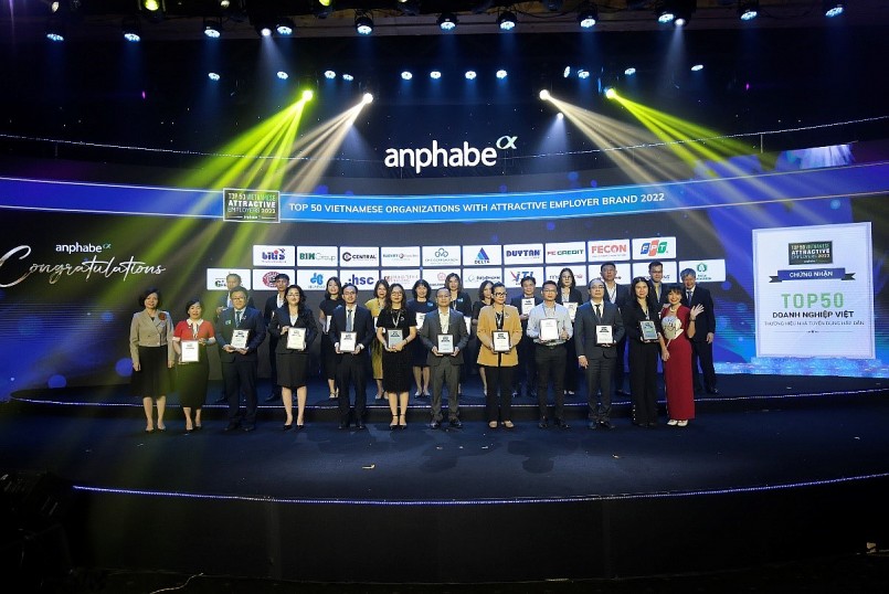 Bà Bùi Thị Hương – Giám đốc Điều hành HC-NS&ĐN Vinamilk (ngoài cùng bên trái) trao chứng nhận cho các doanh nghiệp tại lễ vinh danh 100 nơi làm việc tốt nhất Việt Nam năm 2022 Bà Bùi Thị Hương – Giám đốc Điều hành HC-NS&ĐN Vinamilk (ngoài cùng bên trái) trao chứng nhận cho các doanh nghiệp tại lễ vinh danh 100 nơi làm việc tốt nhất Việt Nam năm 2022