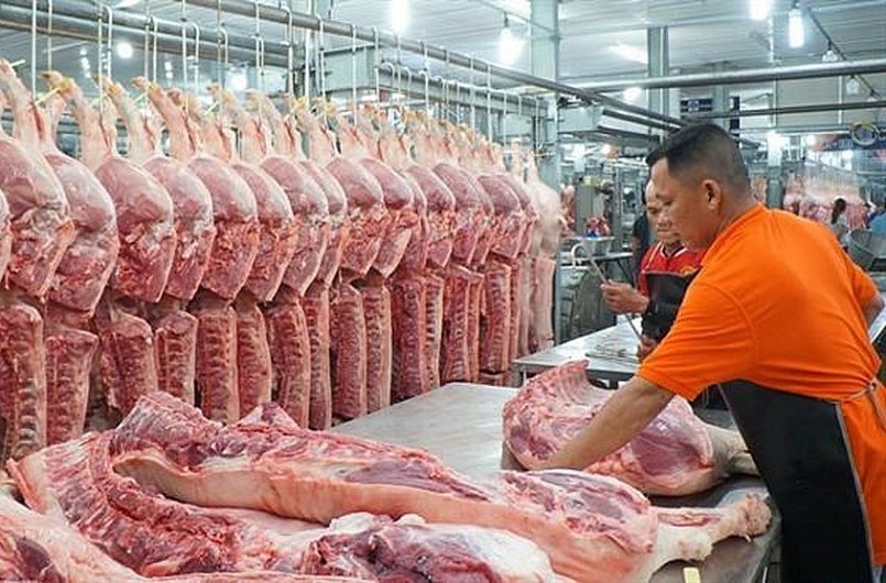 Nguồn cung heo hơi dồi dào, nhu cầu tiêu thụ chậm, đề xuất phương án thu mua trữ thịt heo để bình ổn giá heo. Nguồn cung heo hơi dồi dào, nhu cầu tiêu thụ chậm, đề xuất phương án thu mua trữ thịt heo để bình ổn giá heo.