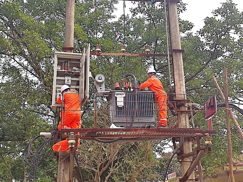 Công nhân PC Thái Nguyên xử lý khiếm khuyết trên lưới điện Công nhân PC Thái Nguyên xử lý khiếm khuyết trên lưới điện