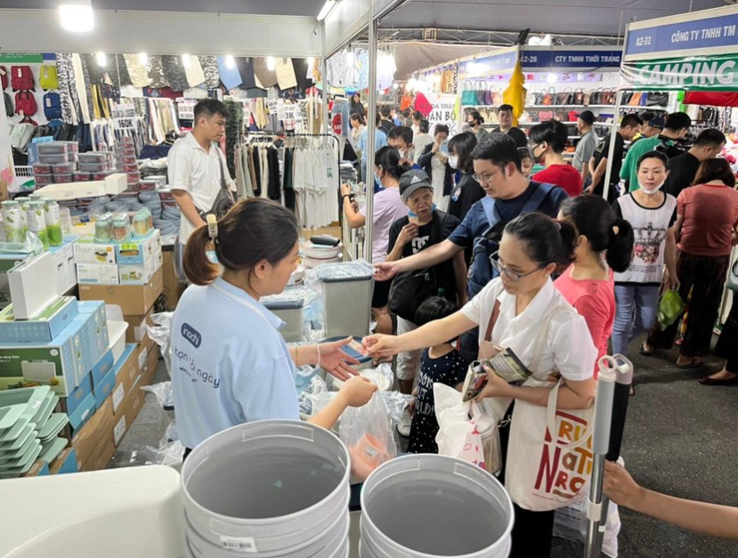 Khách hàng vui vẻ khi được mua hàng giá rẻ