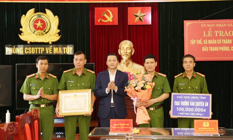 Đồng chí Đỗ Minh Tuấn, Chủ tịch UBND tỉnh trao Bằng khen cho 1 tập thể và 7 cá nhân thuộc Phòng Cảnh sát điều tra tội phạm về ma tuý Công an tỉnh có thành tích xuất sắc trong đấu tranh phòng, chống tội phạm ma tuý. Ảnh CAND Đồng chí Đỗ Minh Tuấn, Chủ tịch UBND tỉnh trao Bằng khen cho 1 tập thể và 7 cá nhân thuộc Phòng Cảnh sát điều tra tội phạm về ma tuý Công an tỉnh có thành tích xuất sắc trong đấu tranh phòng, chống tội phạm ma tuý. Ảnh CAND