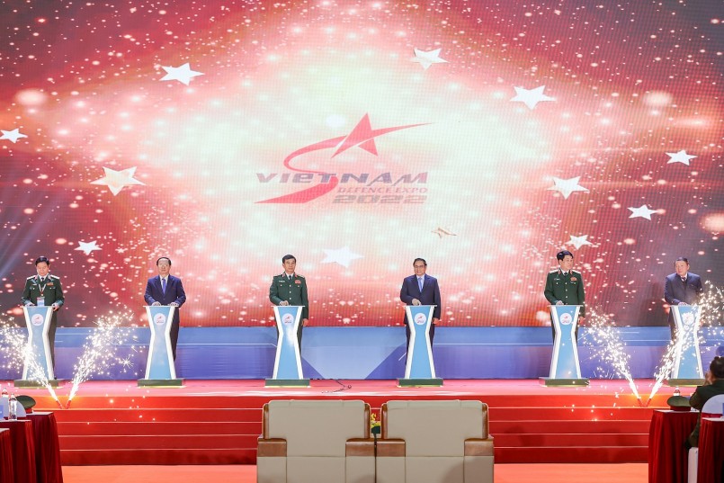 Thủ tướng và các đại biểu thực hiện nghi thức khai mạc triển lãm. Ảnh: VGP