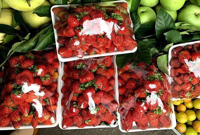 Tại chợ dân sinh, dâu Trung Quốc được chia khay có giá từ 70.000-100.000 đồng/kg.