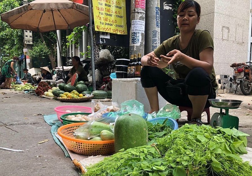 Trên tuyến đường Trần Thái Tông (Hà Nội) xuất hiện vài điểm bán rau bò khai Tây Bắc. Trên tuyến đường Trần Thái Tông (Hà Nội) xuất hiện vài điểm bán rau bò khai Tây Bắc.