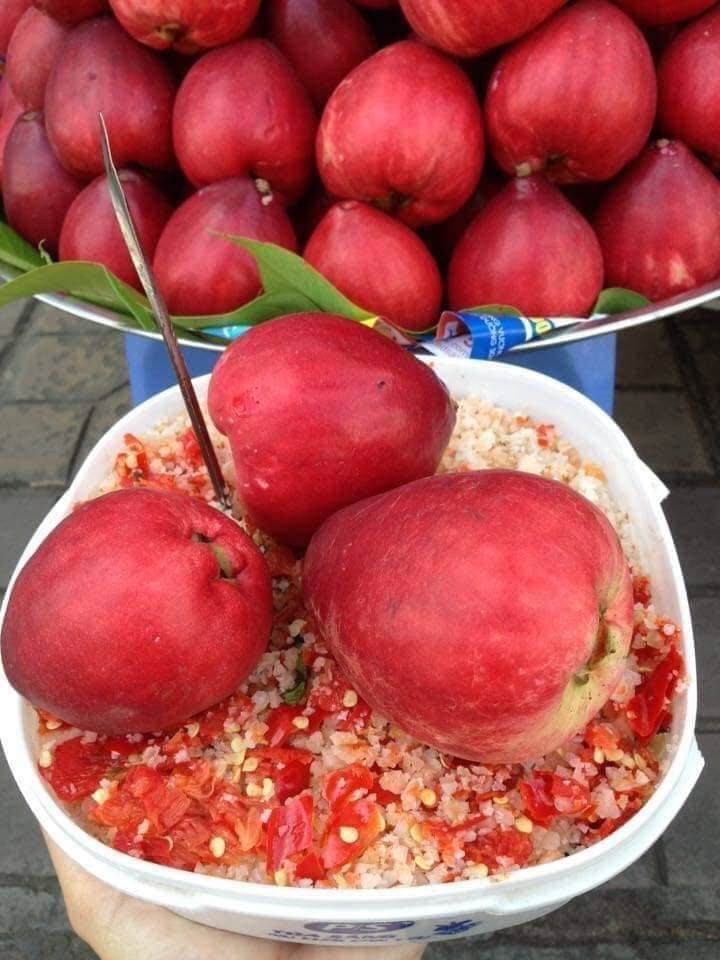 Quả gì lạ lạ đỏ như son ăn kèm muối ớt thì ngon tuyệt vời, nhưng hoa của nó mới khiến mọi người trầm trồ Quả gì lạ lạ đỏ như son ăn kèm muối ớt thì ngon tuyệt vời, nhưng hoa của nó mới khiến mọi người trầm trồ