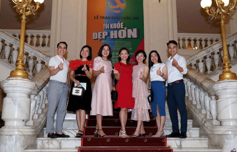 Chị Lừng chụp ảnh check in tại Lễ trao giải cuộc thi TÔI KHỎE ĐẸP HƠN tối 30/11