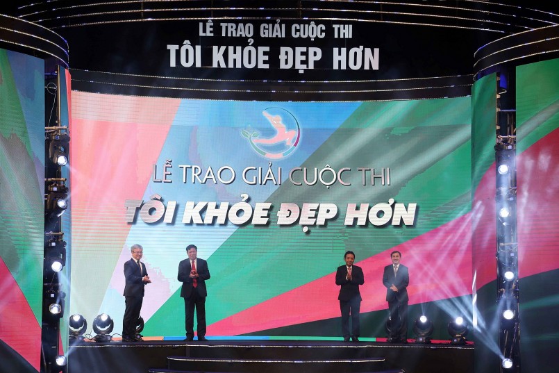 Từ phải qua trái: Ông Trần Văn Thuấn - Ủy viên Ban Cán sự Đảng, Thứ trưởng Bộ Y tế, Trưởng ban Chỉ đạo cuộc thi; Ông Hoàng Đạo Cương - Ủy viên Ban Cán sự Đảng, Thứ trưởng Bộ Văn hóa - Thể thao và Du lịch; Ông Đỗ Xuân Tuyên - Phó Bí thư Ban Cán sự Đảng, Bí thư Đảng ủy Bộ Y tế, Thứ trưởng Bộ Y tế và Ông Trần Tuấn Linh, Tổng Biên tập Báo Sức khoẻ & Đời sống, Bộ Y tế.