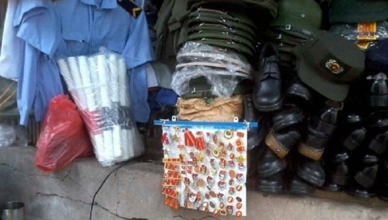 Mũ, quân hàm có gắn sao, giày sĩ quan… cùng công cụ hỗ trợ được bày bán công khai tại phố Lê Duẩn (Nguồn: Petrotimes) Mũ, quân hàm có gắn sao, giày sĩ quan… cùng công cụ hỗ trợ được bày bán công khai tại phố Lê Duẩn (Nguồn: Petrotimes)