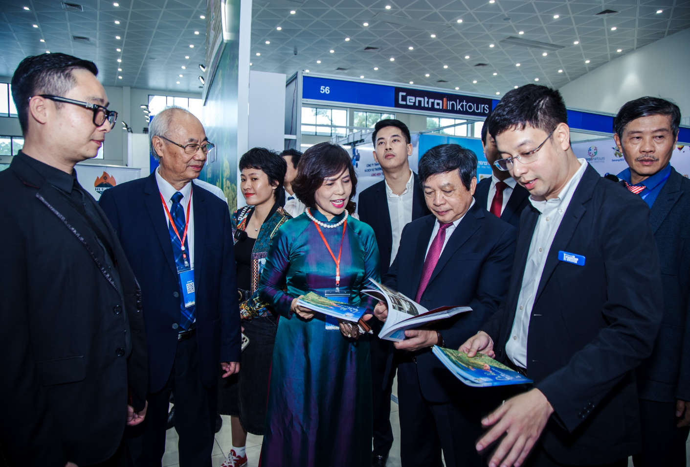 ác đại biểu tham quan gian hàng hội chợ 