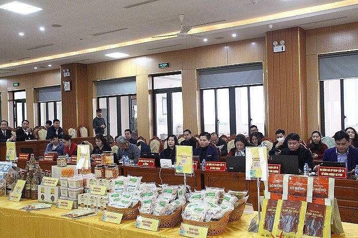 Các mẫu sản phẩm OCOP của huyện Đông Anh tham gia đánh giá, phân loại Các mẫu sản phẩm OCOP của huyện Đông Anh tham gia đánh giá, phân loại