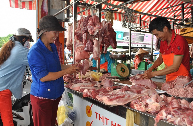 Thị trường heo hơi đang diễn biến thất thường, nhu cầu thịt heo giảm khiến giá heo hơi giảm liên tục.