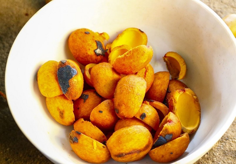 Cọ để ráo nước chuẩn bị muối dưa.