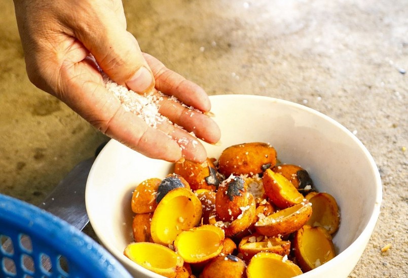 Thứ quả dại rụng chân đồi thành món cọ muối dưa đặc sản.