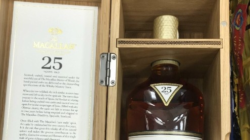 Bắt giữ 700 chai rượu ngoại trên chuyến bay giải cứu công dân từ Nga về Việt Nam