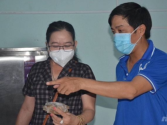 Nông dân đến tham quan nhà máy của Công ty Cổ phẩn Vinacrab và tìm hiểu mô hình liên kết nuôi cua lột nguyên liệu.