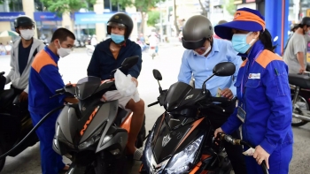 Giá xăng giảm mạnh, về mốc 21.000 đồng/lít